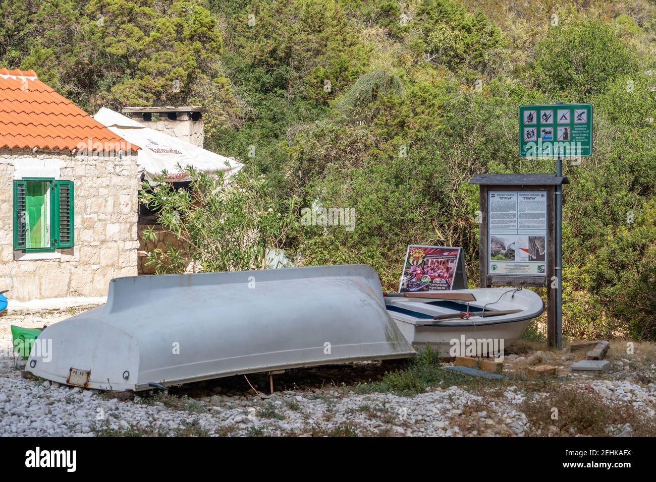 Vis, Croatie - 17 août 2020 : restaurant de réparation de bateaux à la plage abritée de la crique de stiniva en été Banque D'Images