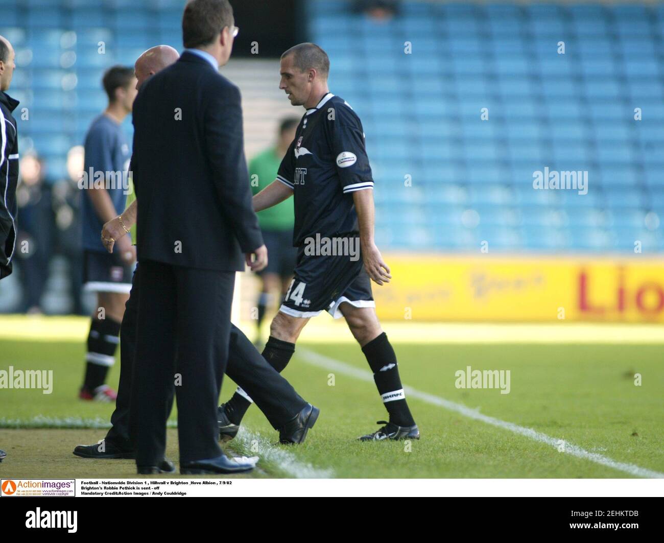 Football - Nationwide Division 1 , Millwall v Brighton & Hove Albion , 7/9/02 Robbie Pethick de Brighton est envoyé - Off crédit obligatoire:action Images / Andy Couldridge Banque D'Images