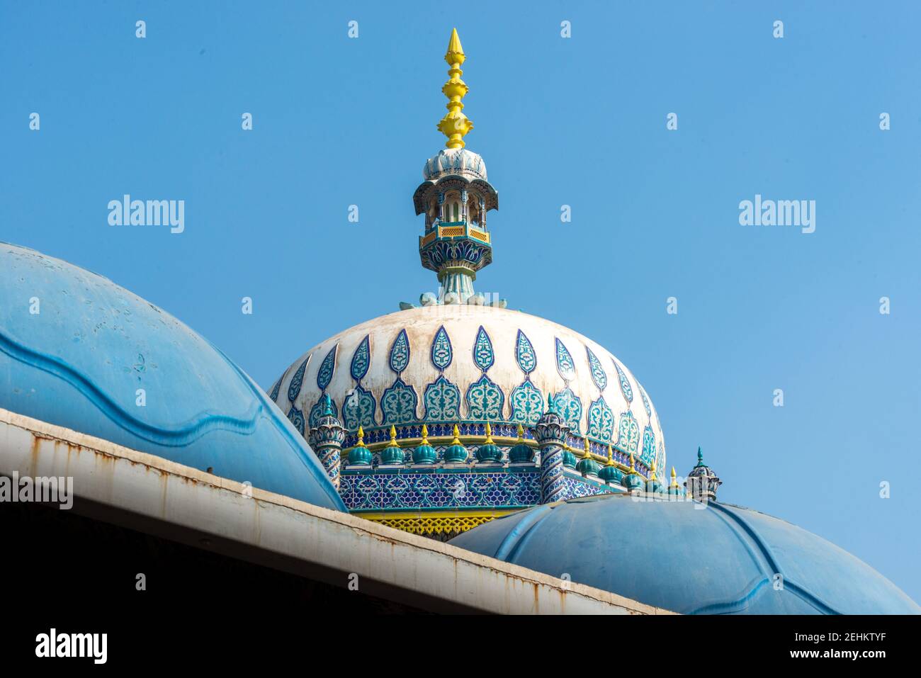 Dômes à la mosquée de Jamia, Bhong, district de Rahim Yar Khan, Punjab, Pakistan Banque D'Images