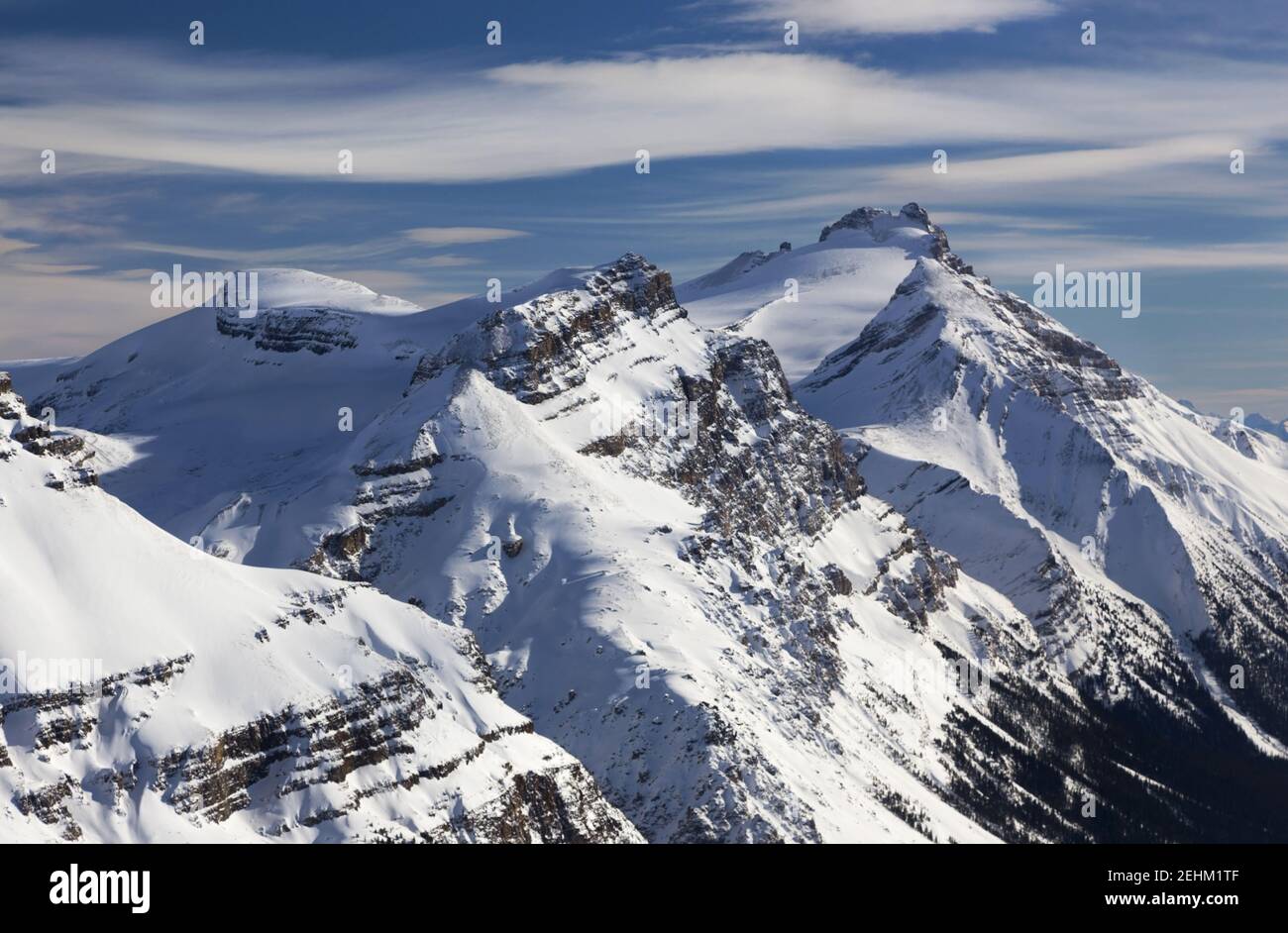 Vue aérienne du paysage Andromache enneigé et pics de Hector Mountain. Journée froide d'hiver, Blue Skyline, parc national Banff, Rocheuses canadiennes Banque D'Images