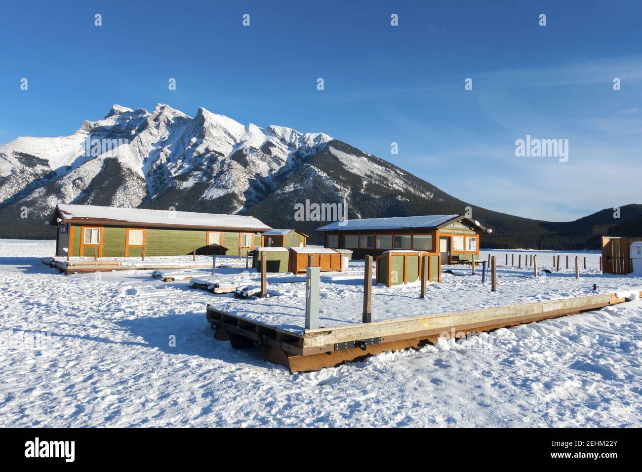 Croisière sur le lac Minnewanka, quai flottant et billet fermé Bureau des ventes avec le parc national Snowy Mountain of Banff on Horizon Banque D'Images