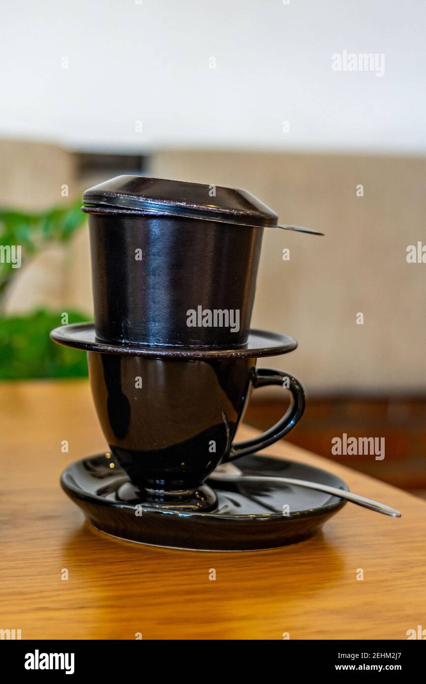 Photo verticale du café noir métallisé de style vietnamien filtre Banque D'Images