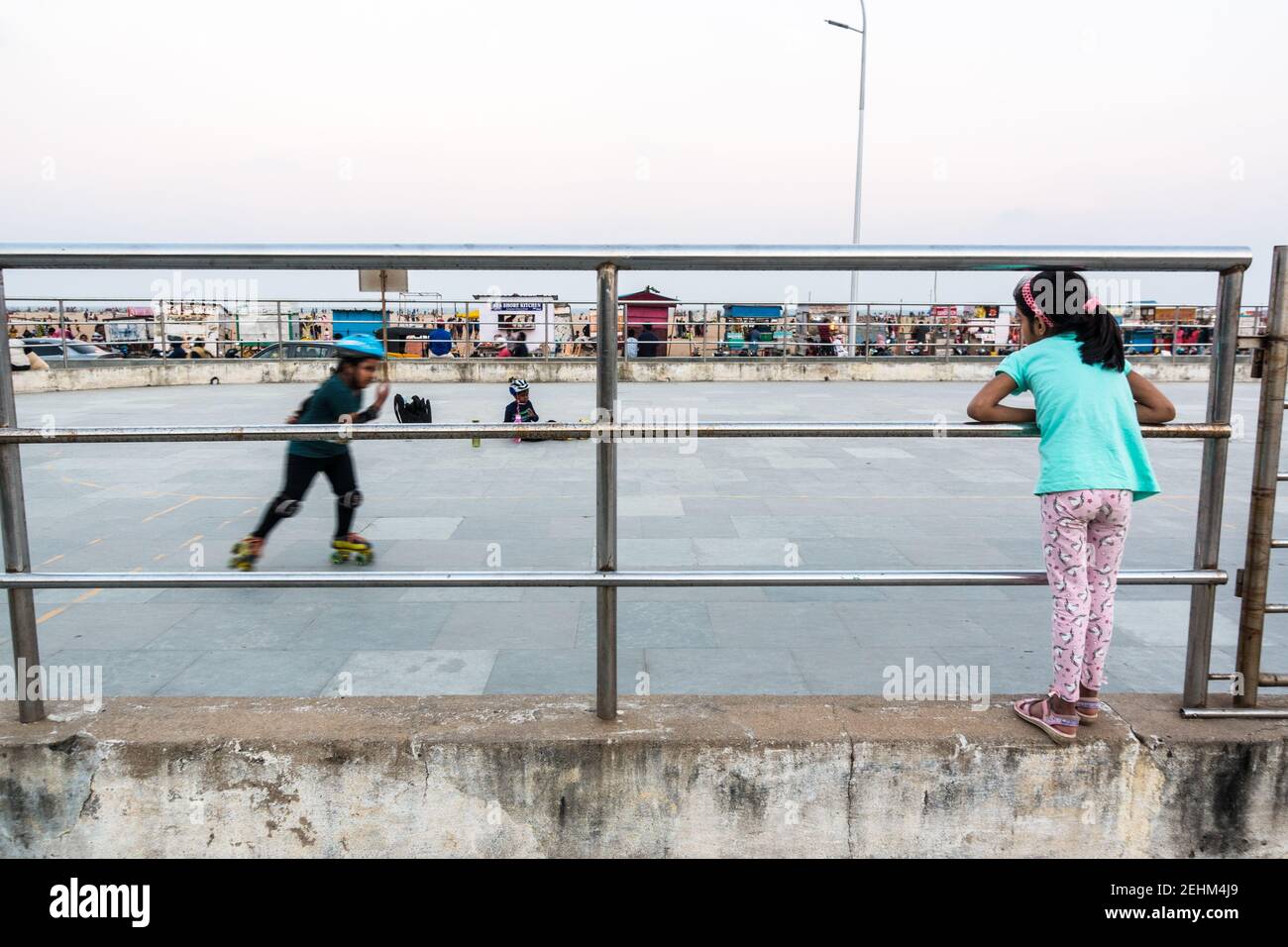 Patinage des enfants dans le parc de skate de Chennai Marina, Tamil Nadu, Inde Banque D'Images