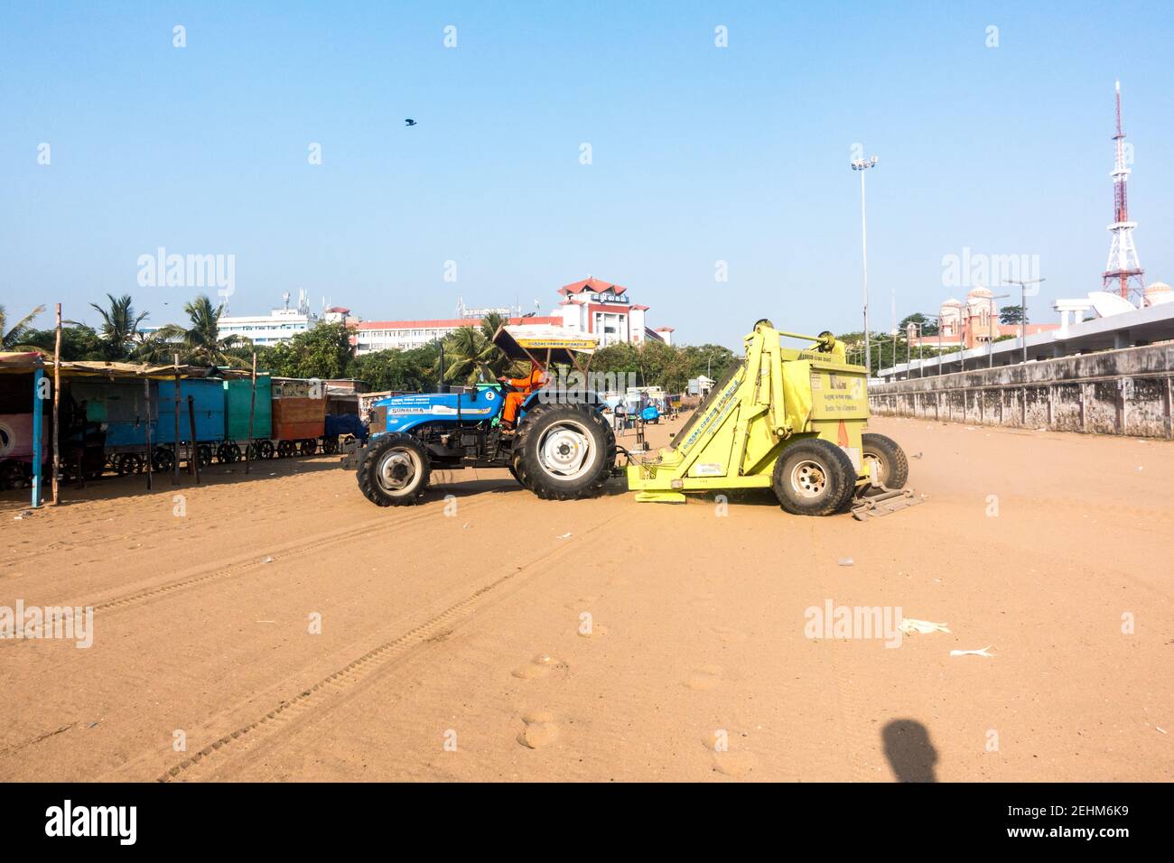 Machines de nettoyage du sable de plage chalutage du sable pour les déchets  Photo Stock - Alamy