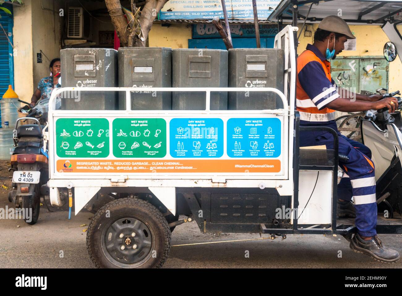 Travailleur de nettoyage civique en action à Chennai, Tamil Nadu, Inde Banque D'Images