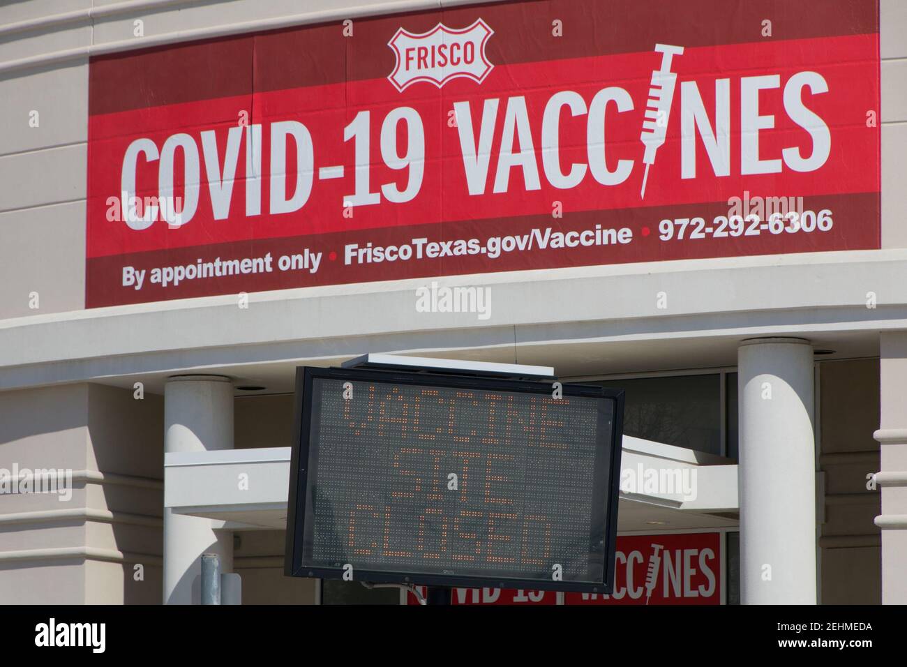Frisco. 19 février 2021. La photo prise le 19 février 2021 montre un centre de vaccination COVID-19 fermé à Frisco, au Texas, aux États-Unis. Le déploiement du vaccin COVID-19 aux États-Unis a été entravé par des coupures de courant dans le contexte des tempêtes hivernales en cours dans une grande partie du pays, et presque tous les États subissent des retards d'expédition. Crédit : Dan Tian/Xinhua/Alay Live News Banque D'Images
