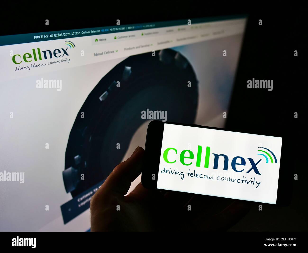 Personne tenant un téléphone portable avec logo de l'opérateur espagnol de télécommunications Cellnex Telecom S.A. à l'écran avec le site Web. Concentrez-vous sur l'affichage du téléphone portable. Banque D'Images