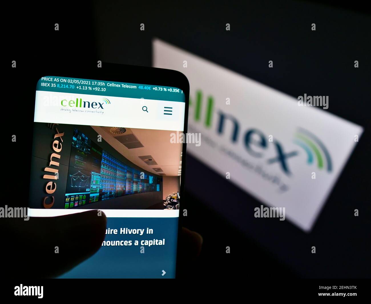 Personne tenant un téléphone portable avec le site Internet de la société espagnole de télécommunications Cellnex Telecom à l'écran avec logo. Concentrez-vous sur le centre de l'écran du téléphone. Banque D'Images