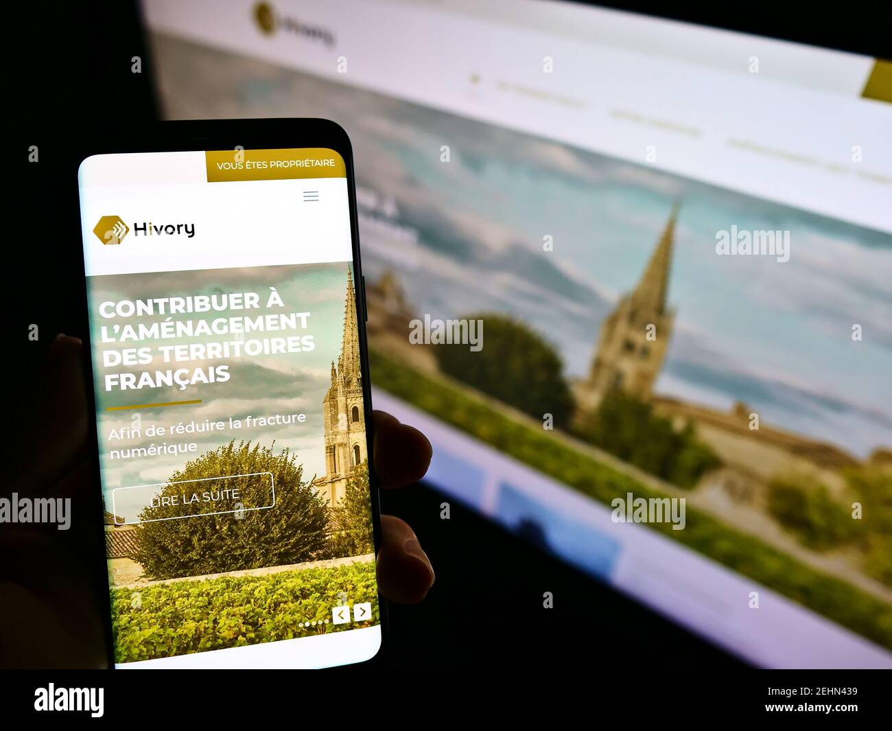 Personne tenant un smartphone avec le site Web et le logo de la tour de télécommunications française Hivory à l'écran. Concentrez-vous sur le centre de l'écran du téléphone mobile. Banque D'Images