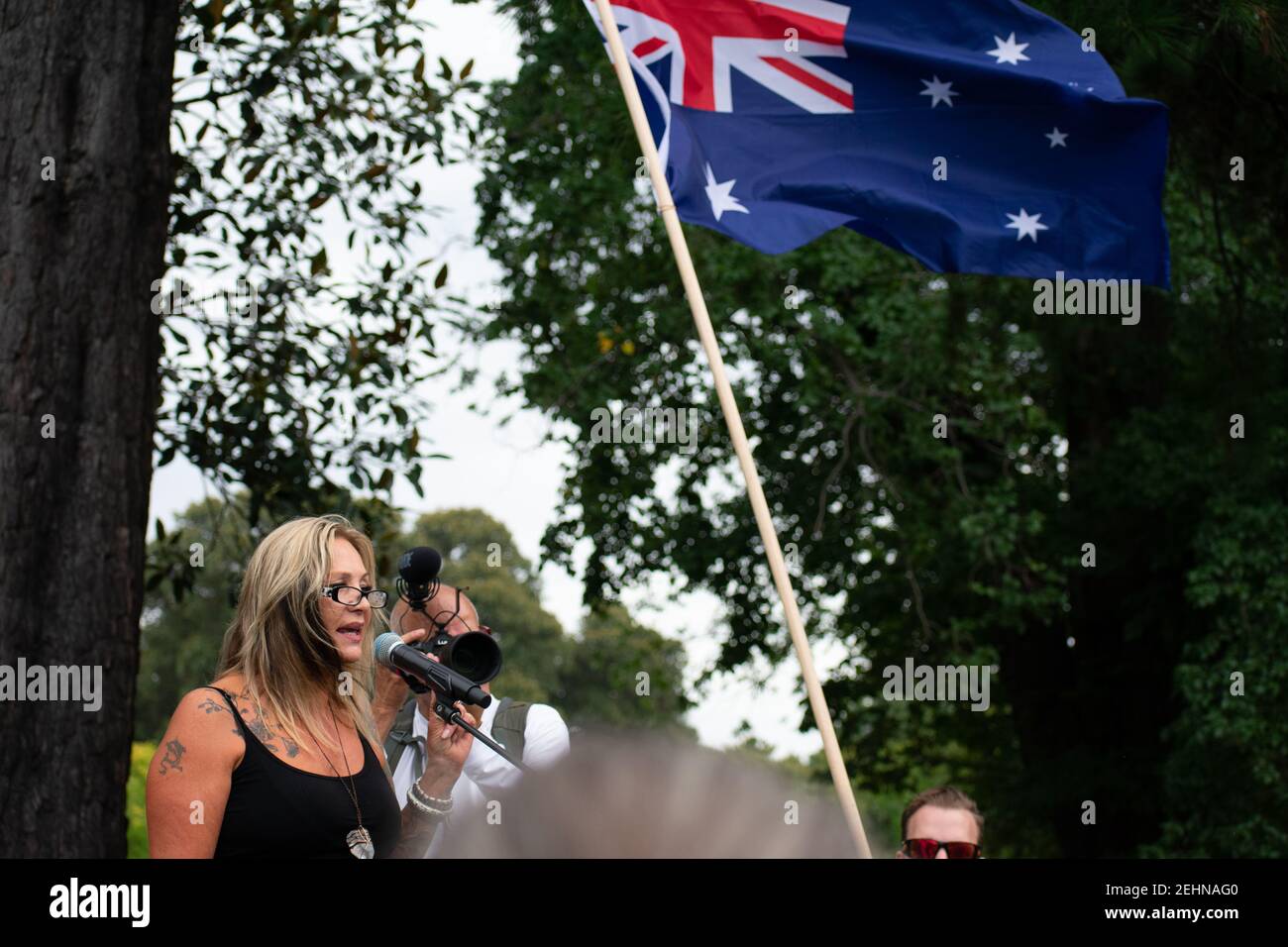 Melbourne, Australie. 20 février 2021. Un orateur s'adresse aux manifestants anti-vaccination du parc Fawkner, condamnant le jab du coronavirus au nom de la liberté médicale. Les organisateurs ont déclaré que des « lions » marchera dans toute l'Australie à onze endroits différents, bien que ce nombre puisse être massivement exagéré. 20 février 2021. Melbourne, Australie. Credit: Jay Kogler/Alay Live News Banque D'Images