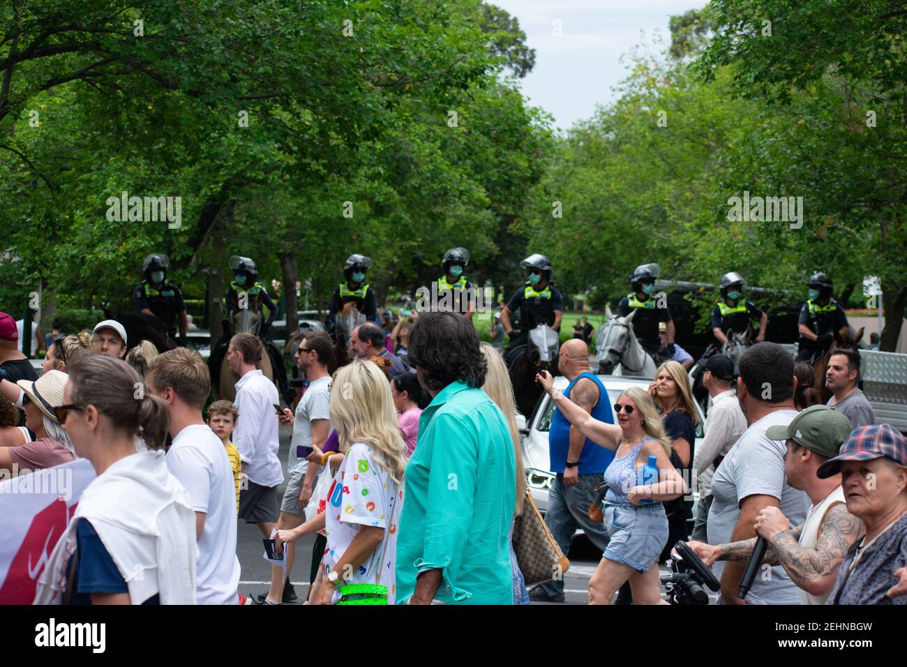 Melbourne, Australie. 20 février 2021. Les manifestants anti-vaccination marchent pour condamner le coronavirus jab au nom de la liberté médicale. Les organisateurs ont déclaré que des « lions » marchera dans toute l'Australie à onze endroits différents, bien que ce nombre puisse être massivement exagéré. 20 février 2021. Melbourne, Australie. Credit: Jay Kogler/Alay Live News Banque D'Images