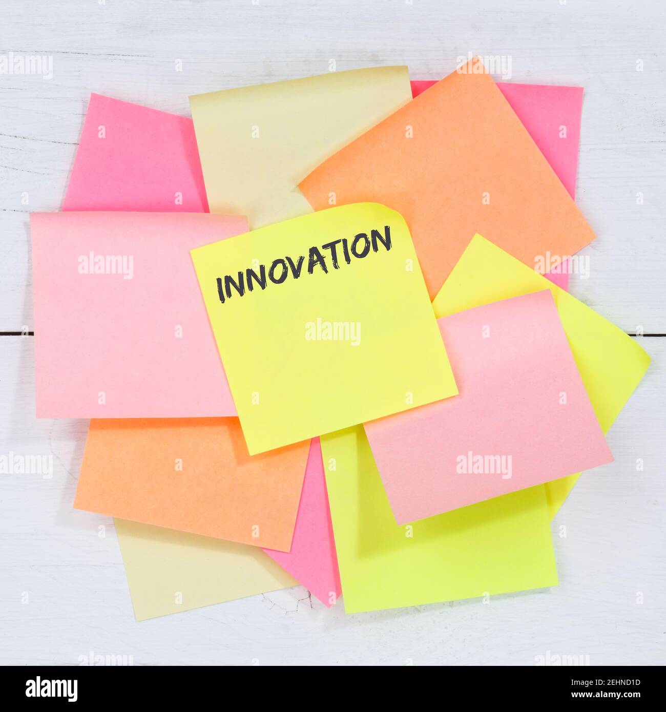 Innovation idée leadership succès gagnant innover créativité note de bureau notes sur papier Banque D'Images