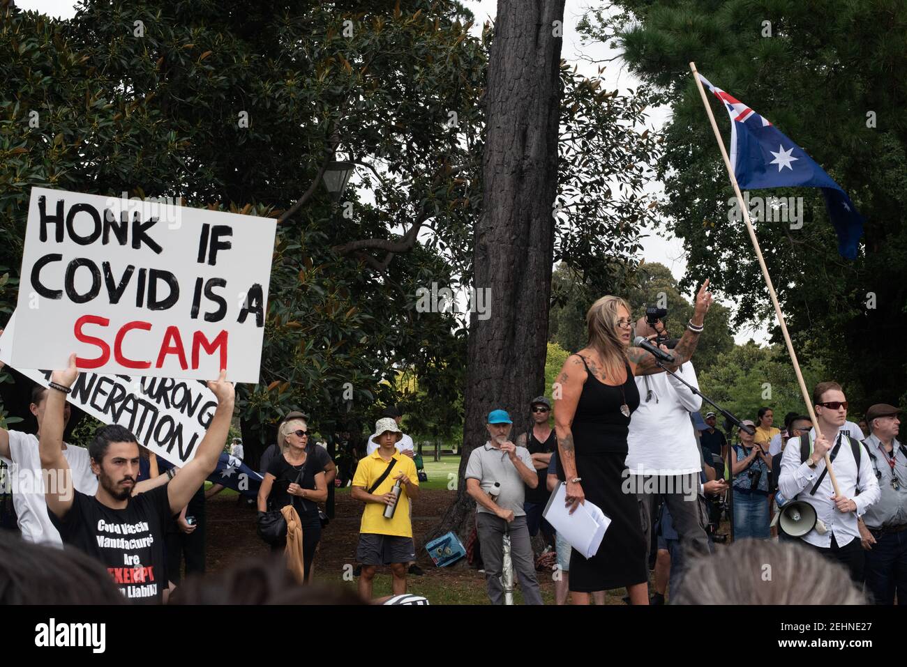 Melbourne, Australie. 20 février 2021. Les manifestants anti-vaccination se réunissent dans le parc Fawkner pour condamner le jab du coronavirus au nom de la liberté médicale. Les organisateurs ont déclaré que des « lions » marchera dans toute l'Australie à onze endroits différents, bien que ce nombre puisse être massivement exagéré. 20 février 2021. Melbourne, Australie. Credit: Jay Kogler/Alay Live News Banque D'Images