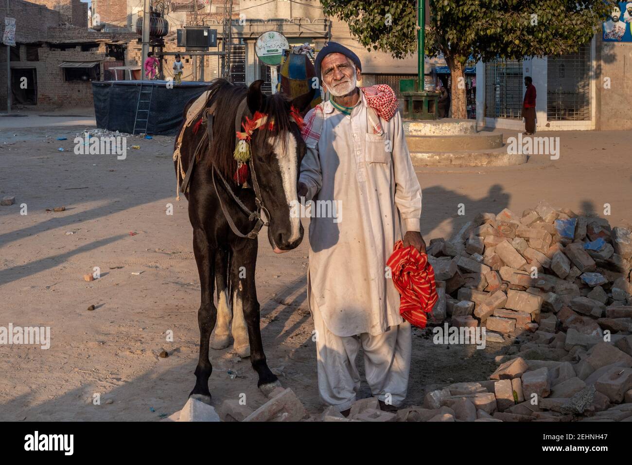 Vieil homme avec un cheval près de la tombe de Shah Ali Akbar, Multan, Punjab, Pakistan Banque D'Images