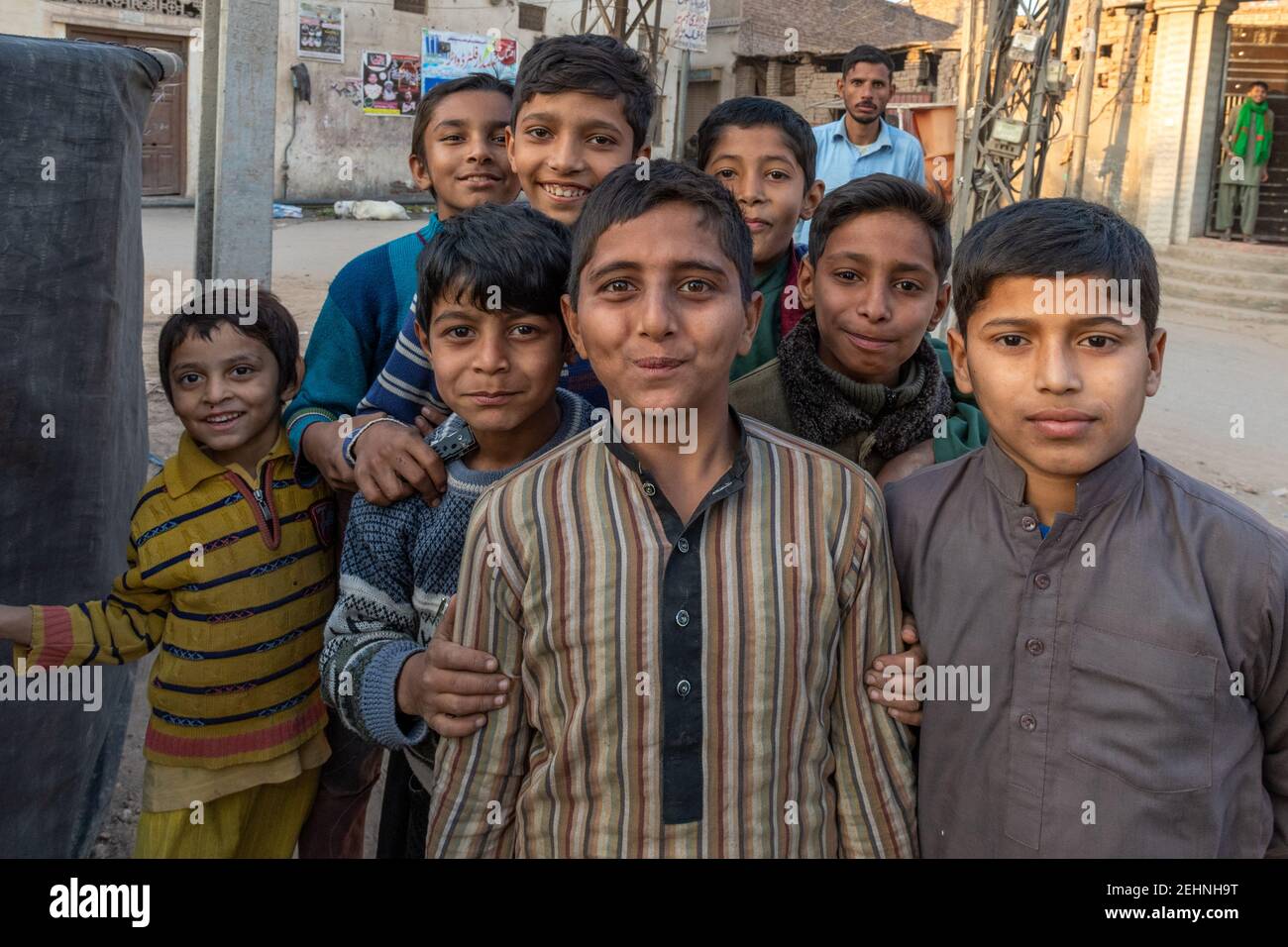 Enfants jouant près de la tombe de Shah Ali Akbar, Multan, Punjab, Pakistan Banque D'Images