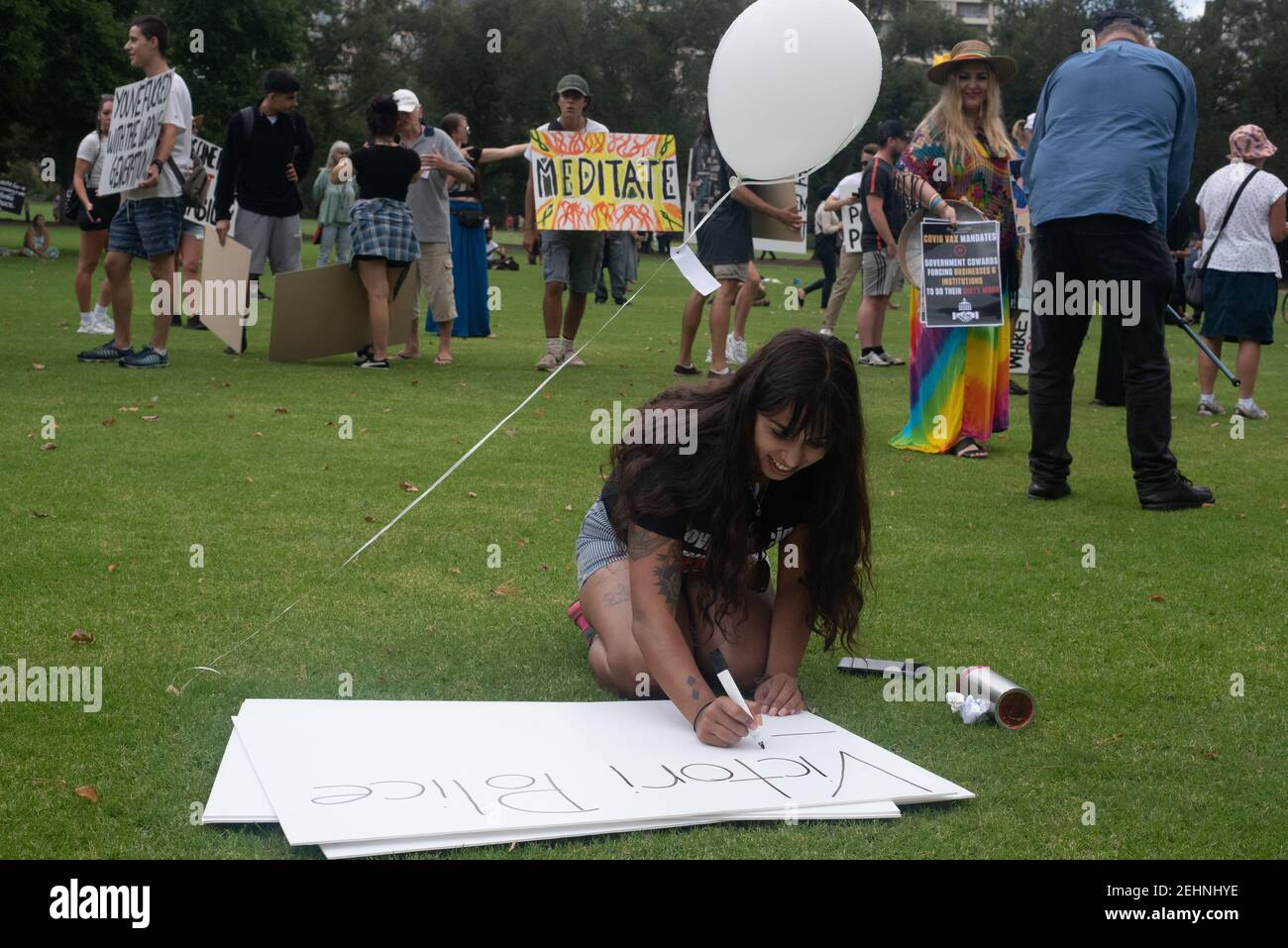 Melbourne, Australie. 20 février 2021. Les manifestants anti-vaccination se réunissent dans le parc Fawkner pour condamner le jab du coronavirus au nom de la liberté médicale. Les organisateurs ont déclaré que des « lions » marchera dans toute l'Australie à onze endroits différents, bien que ce nombre puisse être massivement exagéré. 20 février 2021. Melbourne, Australie. Credit: Jay Kogler/Alay Live News Banque D'Images