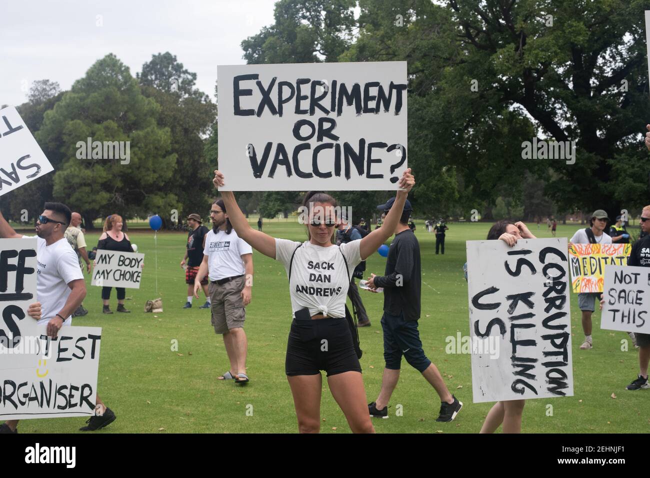 Melbourne, Australie. 20 février 2021. Les manifestants anti-vaccination se réunissent dans le parc Fawkner pour condamner le jab du coronavirus au nom de la liberté médicale. Les organisateurs ont déclaré que des « lions » marchera dans toute l'Australie à onze endroits différents, bien que ce nombre puisse être massivement exagéré. 20 février 2021. Melbourne, Australie. Credit: Jay Kogler/Alay Live News Banque D'Images