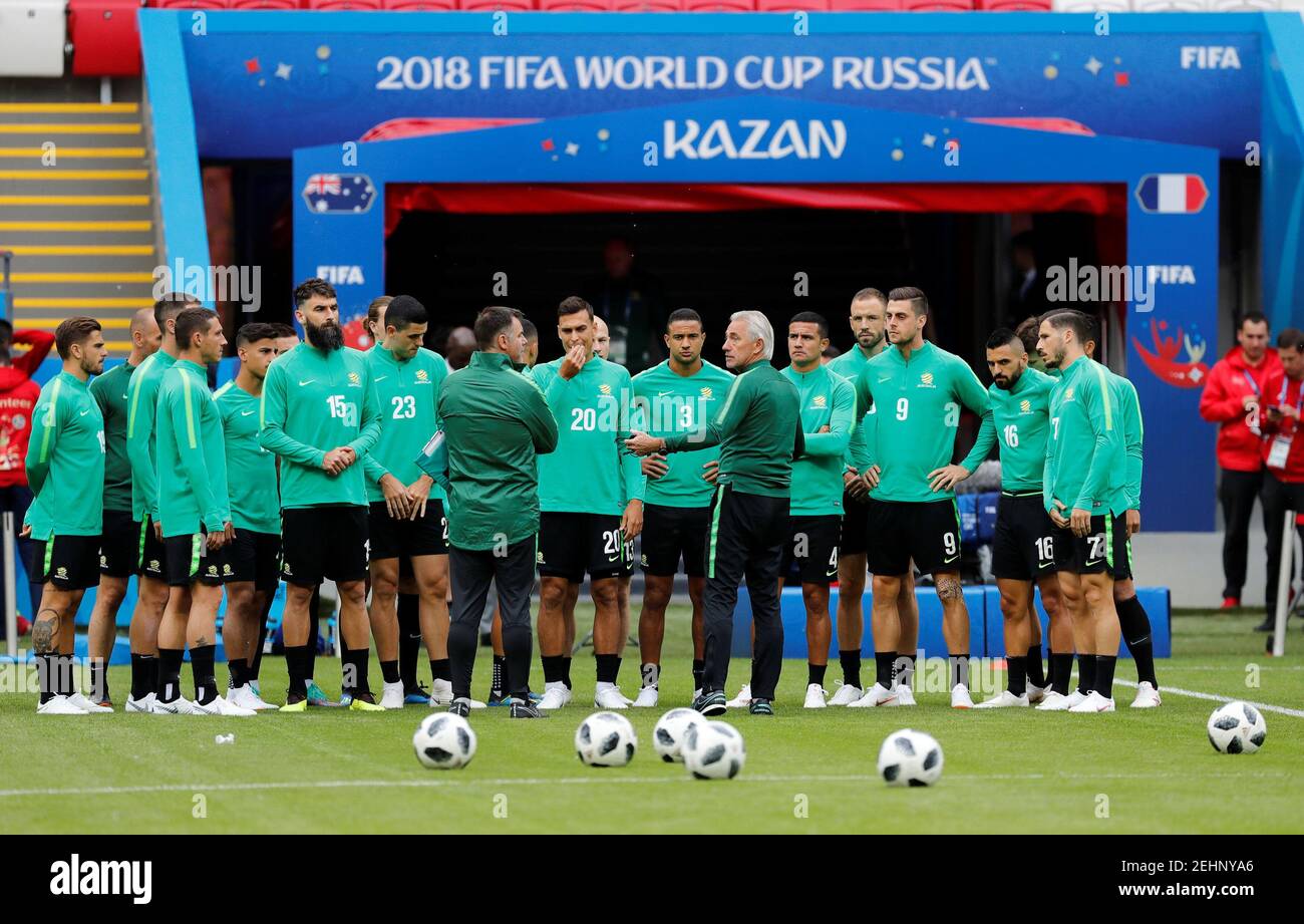 Football football - coupe du monde - Australie entraînement - Kazan Arena, Kazan, Russie - 15 juin 2018 l'entraîneur australien Bert van Marwijk avec ses joueurs pendant l'entraînement REUTERS/Toru Hanai Banque D'Images