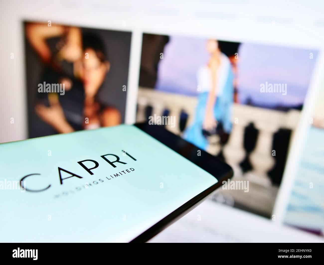 Téléphone mobile avec logo de la société de mode Capri Holdings Limited à l'écran devant le site Web d'affaires. Concentrez-vous sur le centre de l'écran du téléphone portable. Banque D'Images