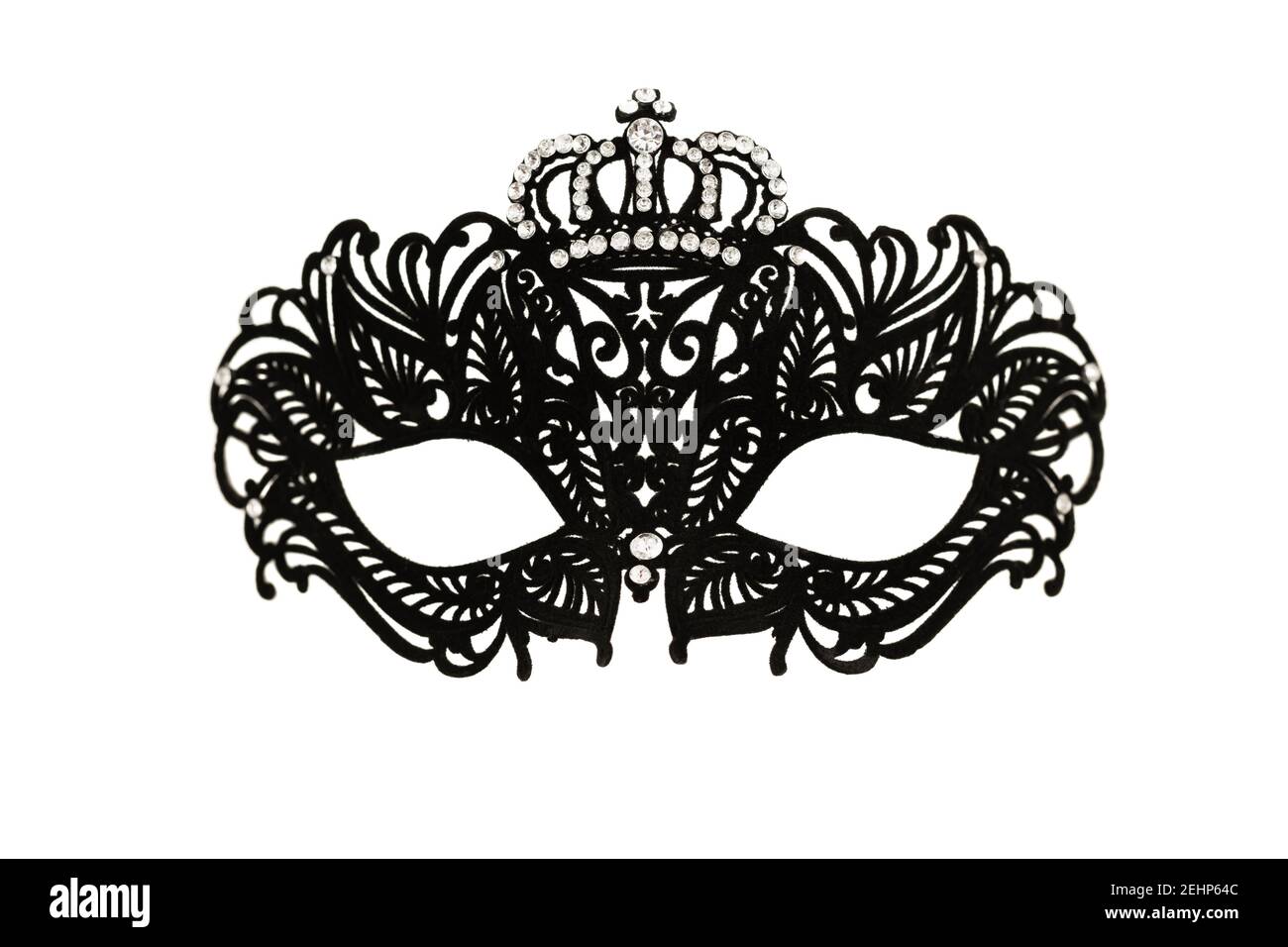 Masque de carnaval noir avec couronne isolée sur fond blanc. Banque D'Images