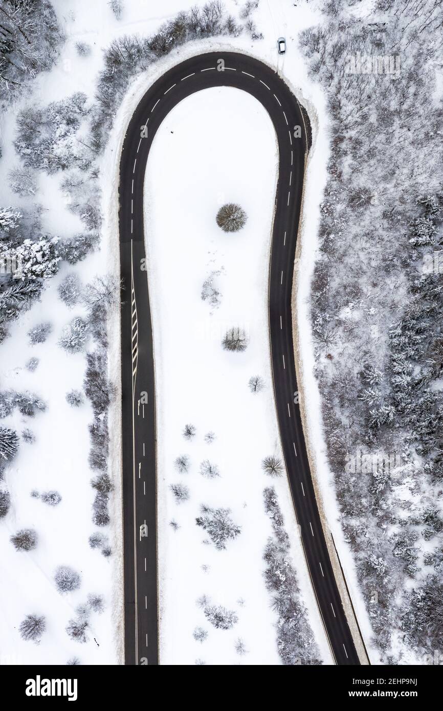 Hiver neige sinueuse route Serpentine saison vue aérienne photo près Drone format portrait Albstadt Banque D'Images