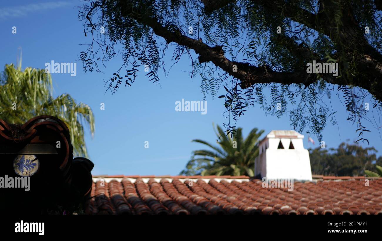 Suburbain de style colonial mexicain, extérieur de maison hispanique, jardin verdoyant, San Diego, Californie États-Unis. Carrelage en terre cuite méditerranéenne en terre cuite Banque D'Images