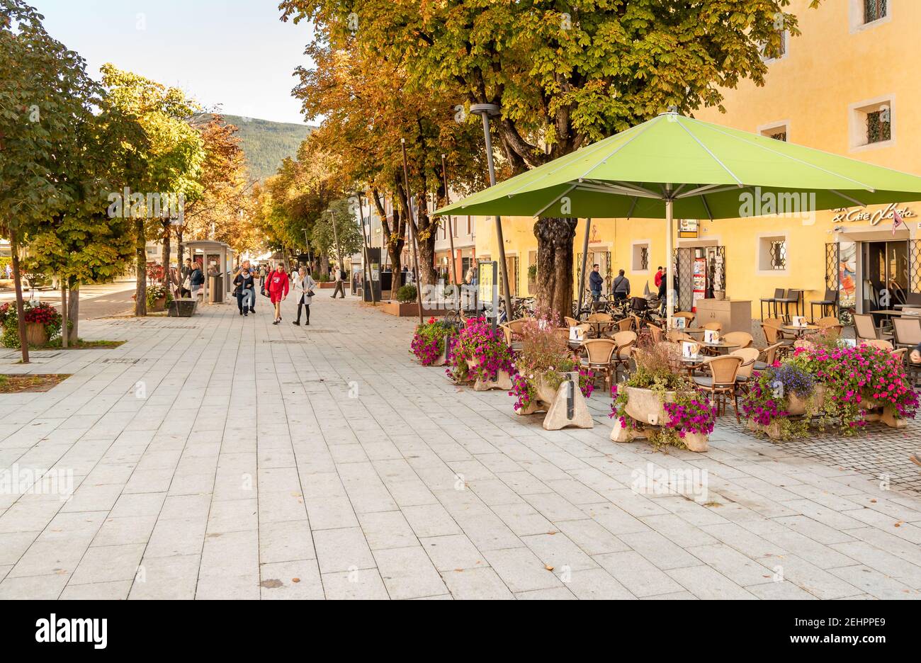 Bruneck - Brunico, Tyrol du Sud, Italie - 19 octobre 2019 : la rue principale avec des bars et des boutiques dans le centre historique de Bruneck, Italie Banque D'Images