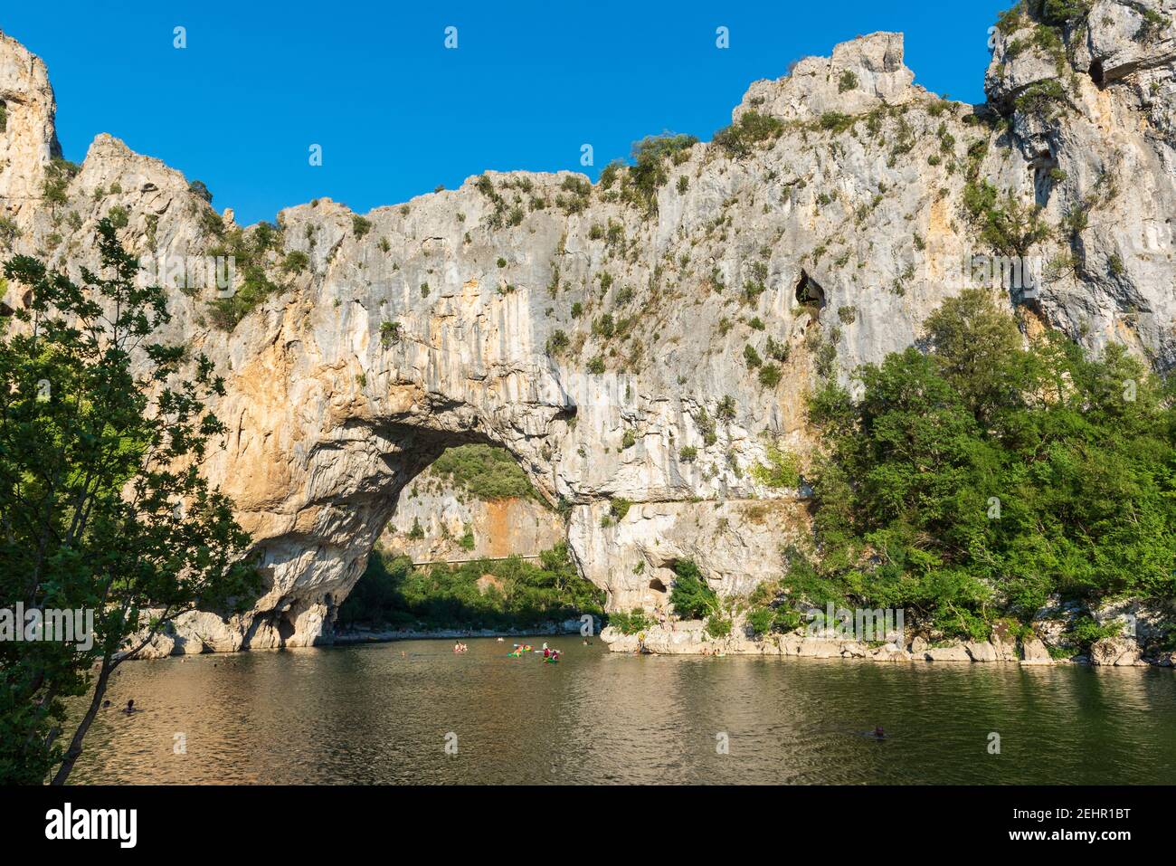 Le Pont d'Arc dans les Gorges de l'Ardèche, Vallon-Pont-d'Arc, France, été Banque D'Images