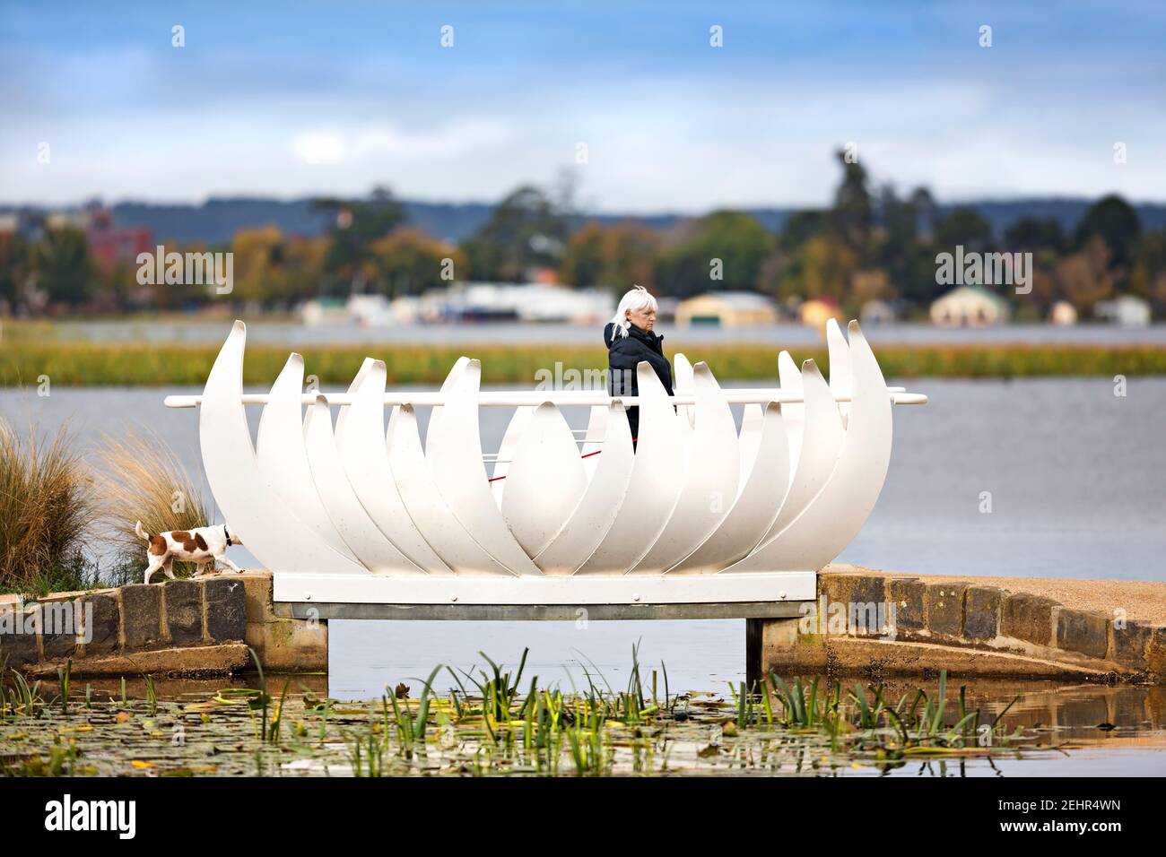 Ballarat Australie / UNE femme qui marche son chien pendant les restrictions Covid 19, Lac Wendouree, Ballarat Victoria Banque D'Images