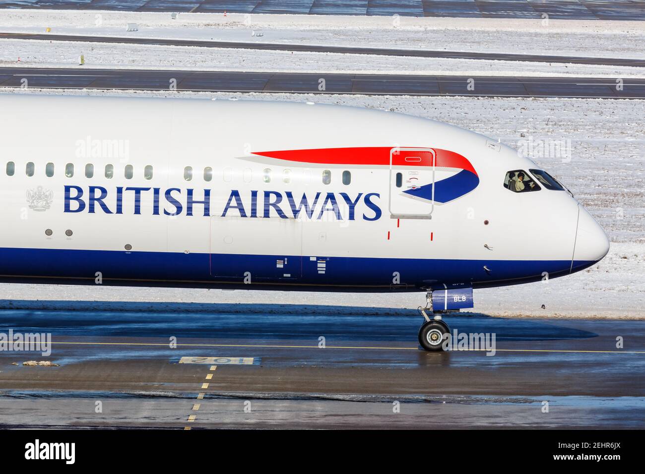 Stuttgart, Allemagne - 11 février 2021 : avion Boeing 787-10 Dreamliner de British Airways à l'aéroport de Stuttgart (STR) en Allemagne. Banque D'Images