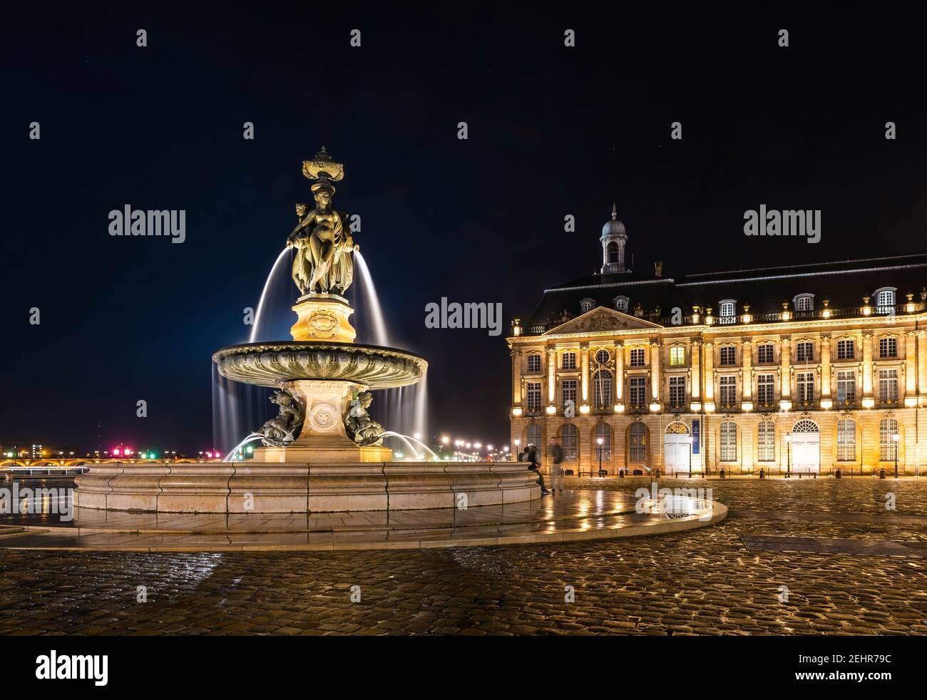 Fontaine de trois grâces sur la place de la Bourse à Bordeaux la nuit en Gironde, Nouvelle-Aquitaine, France Banque D'Images