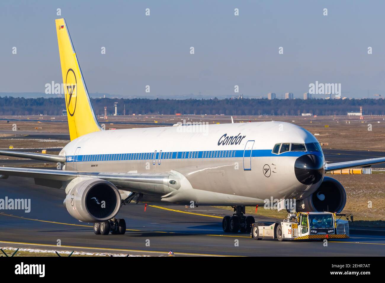 Francfort, Allemagne - 13 février 2021 : l'avion Condor Boeing 767-300ER dans la décoration spéciale Retro à l'aéroport de Francfort (FRA) en Allemagne. Banque D'Images