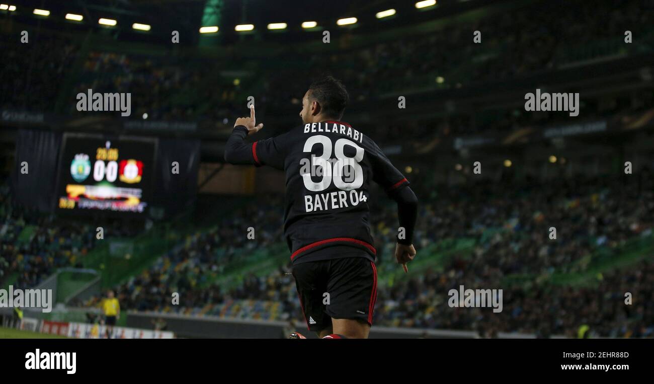 Football Soccer - Sporting / Bayer Leverkusen - Europa League - Stade Alvalade, Lisbonne, Portugal - 18/02/16. Karim Bellarabi de Bayer Leverkusen célèbre son objectif contre Sporting. REUTERS/Rafael Marchante photo fournie par action Images Banque D'Images