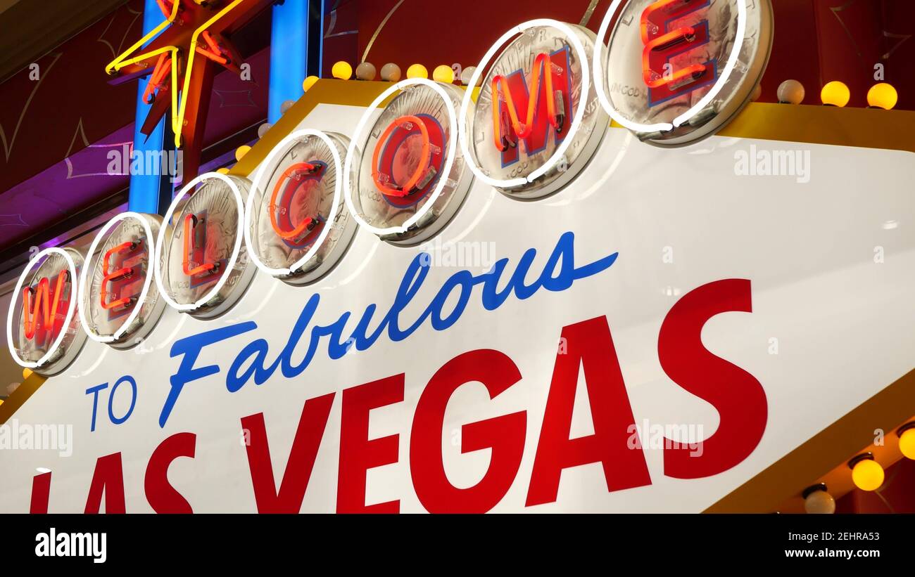 Bienvenue dans le fabuleux panneau rétro de Las Vegas au néon dans la station touristique de jeu, USA. Bannière emblématique d'époque, symbole de casino, jeux de hasard, argent Banque D'Images