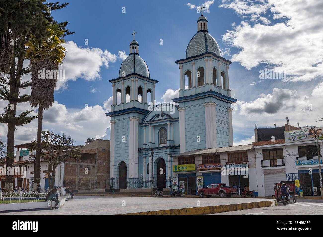 Église du XIXe siècle de la Sainte Vierge de Carmen, Plaza de Armas, marché de Celendin, nord du Pérou Banque D'Images