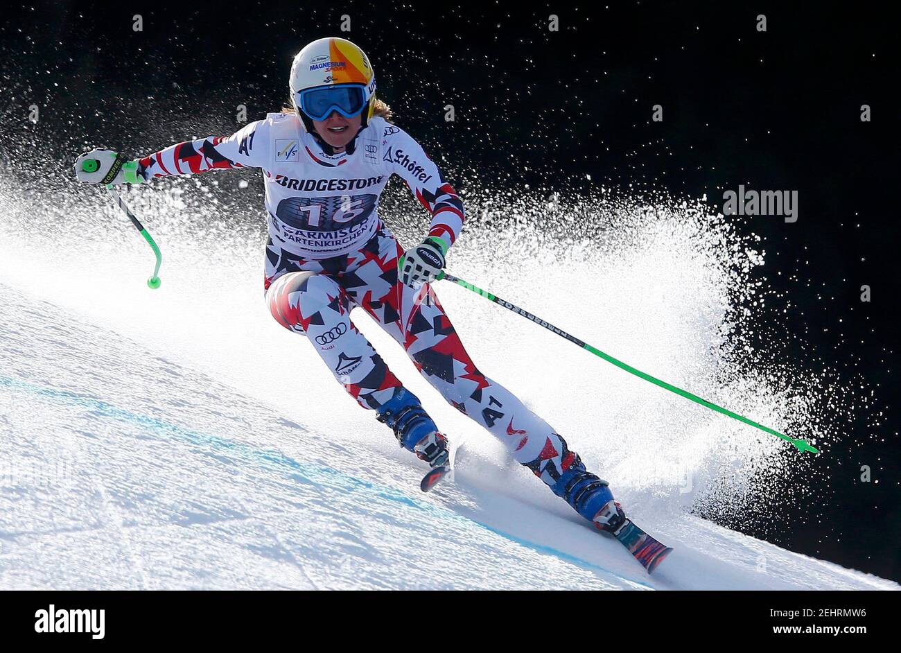 Cornelia Huetter d'Autriche skis pendant la course de ski alpin féminine de la coupe du monde dans la station de ski bavaroise de Garmisch-Partenkirchen, Allemagne, le 6 février 2016. REUTERS/Dominic Ebenbichler photo fournie par action Images Banque D'Images