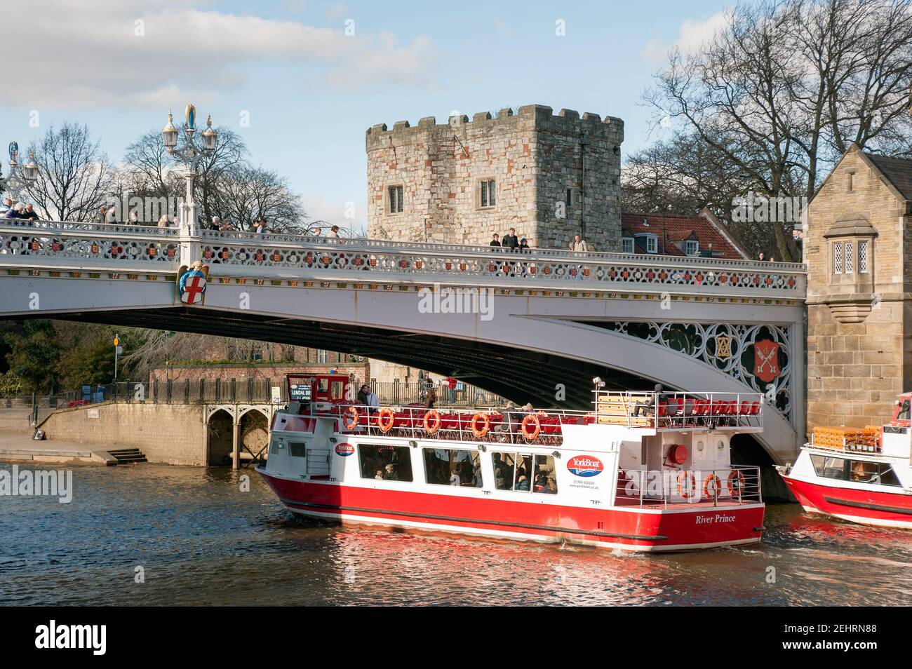 YORK, NORTH YORKSHIRE, Royaume-Uni - 13 MARS 2010 : bateaux de croisière Yorkboat sur la rivière Ouse à côté du pont Lendal Banque D'Images