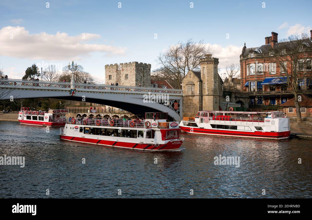YORK, NORTH YORKSHIRE, Royaume-Uni - 13 MARS 2010 : bateaux de croisière Yorkboat sur la rivière Ouse bt The Lendal Bridge Banque D'Images