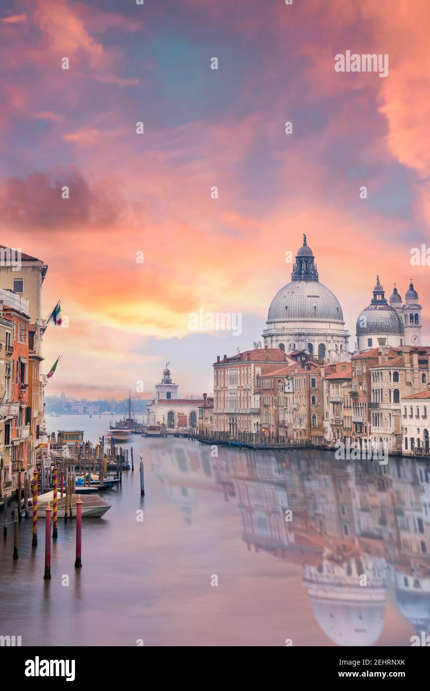 Vue imprenable sur les gratte-ciel de Venise avec le Grand Canal et la basilique Santa Maria Della Salute au loin pendant un lever de soleil spectaculaire. Banque D'Images