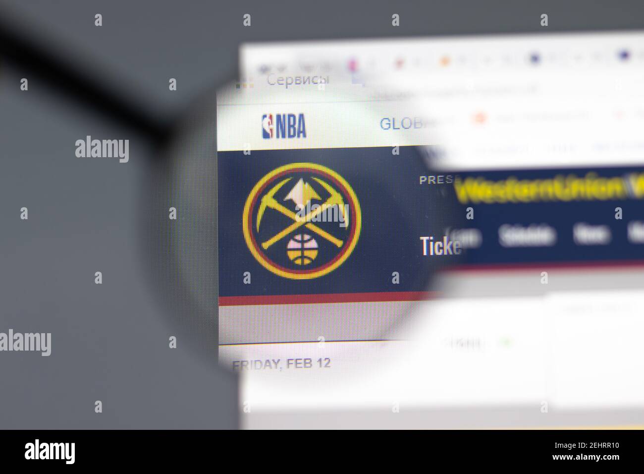 New York, Etats-Unis - 15 février 2021 : site Internet de Denver Nuggets dans un navigateur avec logo de la société, Illustration Editorial Banque D'Images