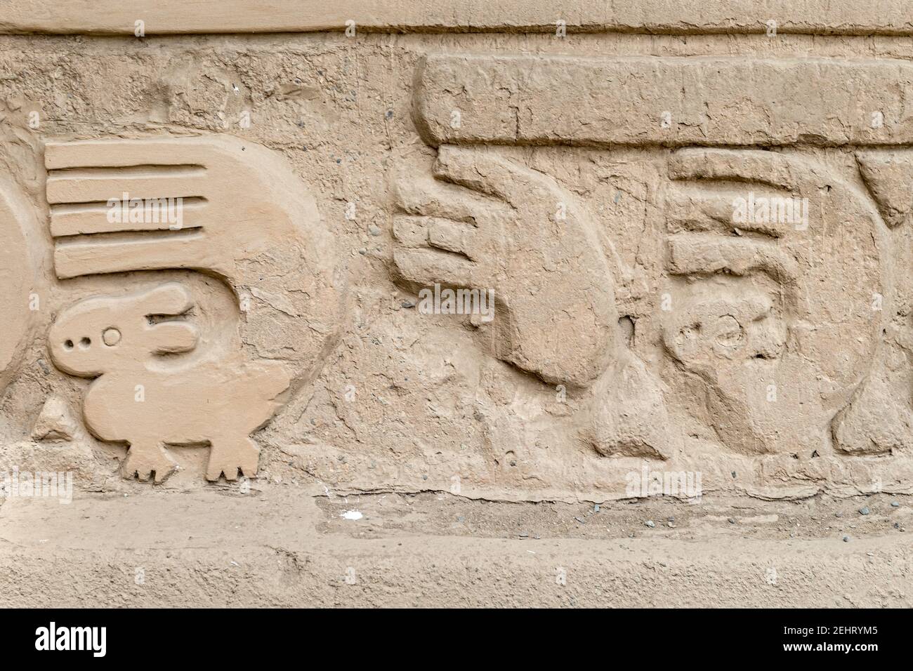 Bas-reliefs, original (à droite) et rénové (à gauche), Palais du XIVe siècle, Chan, la plus grande ville adobe du monde et la plus grande ville pré-colombienne d'Amérique du Sud, Banque D'Images