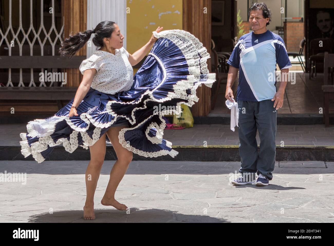 La pratique de la Marinera traditionnelle, élégante et stylisée reconstitution d'une danse d'audience, Trujillo, Pérou Banque D'Images