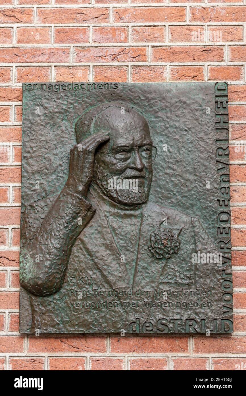 Wageningen, pays-Bas - 21 janvier 2021 : monument du prince Bernhard de Lippe-Biesterveld sur le mur de l'hôtel de Wereld à Wageningen, Gelderland aux pays-Bas. Banque D'Images