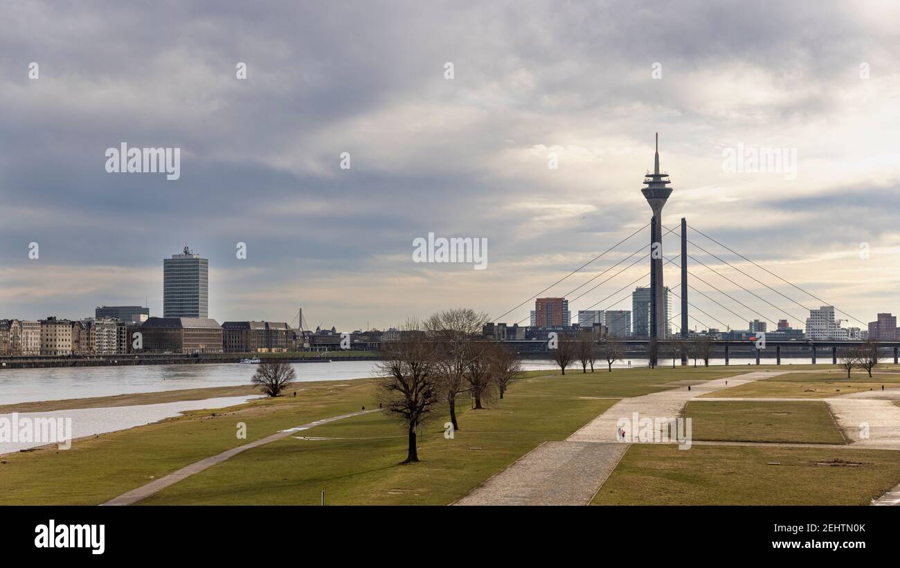 L'horizon urbain de Düsseldorf en Allemagne est plein de hauts Bâtiments et ponts sur le Rhin Banque D'Images