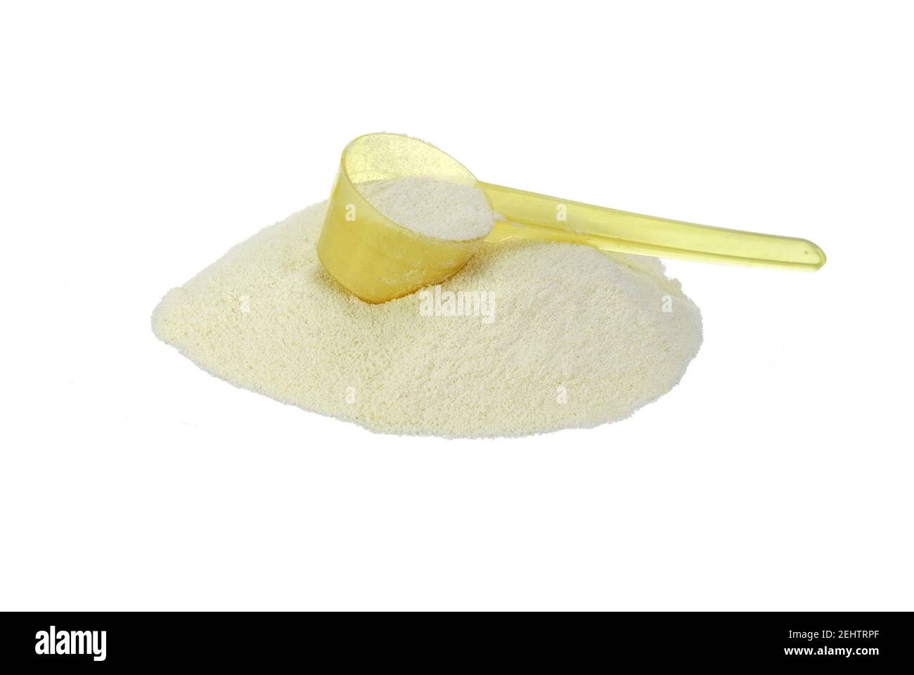 Lait de soja en poudre séché isolé sur fond blanc. Poudre de protéine de soja. Banque D'Images