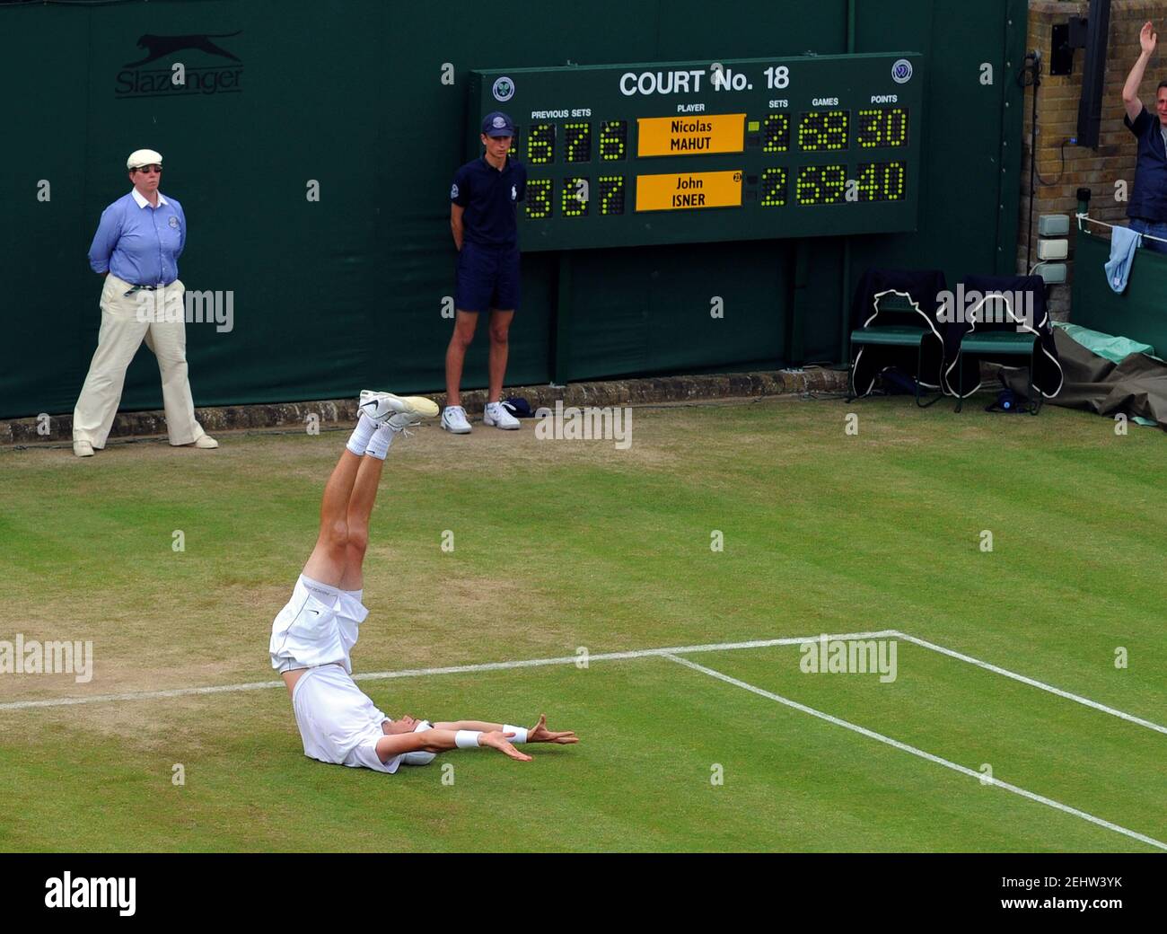 Tennis - Wimbledon - All England Lawn tennis & Croquet Club, Wimbledon,  Angleterre - 24/6/10 John Isner des Etats-Unis célèbre la victoire dans son  premier match rond. Le match a terminé 70-68