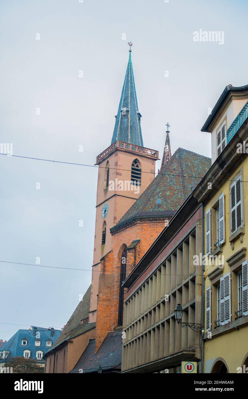 Un gros plan d'une rue animée de la ville en face d'un bâtiment Banque D'Images