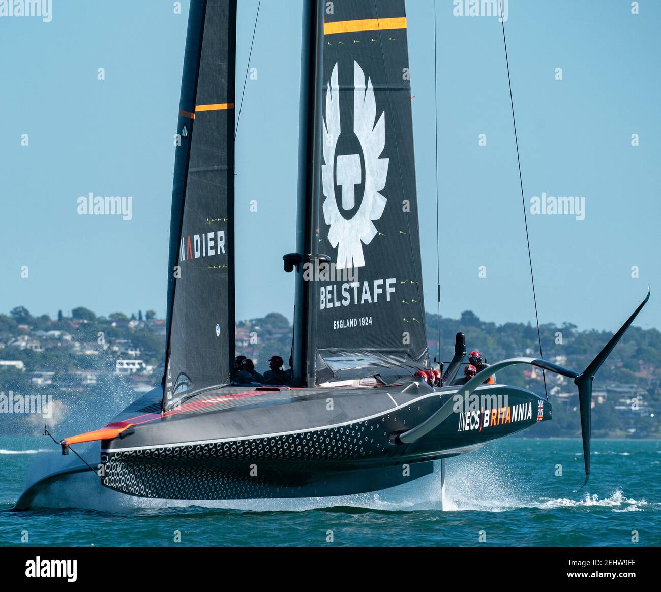 Auckland, Nouvelle-Zélande, le 20 février 2021 - Britannia de l'équipe INEOS UK, broquée par Sir Ben Ainslie (à droite), en action contre Luna Rossa Prada Pirelli lors de leur cinquième course aux finales de la coupe Prada dans le port Waitemata d'Auckland. Crédit : Rob Taggart/Alay Live News Banque D'Images