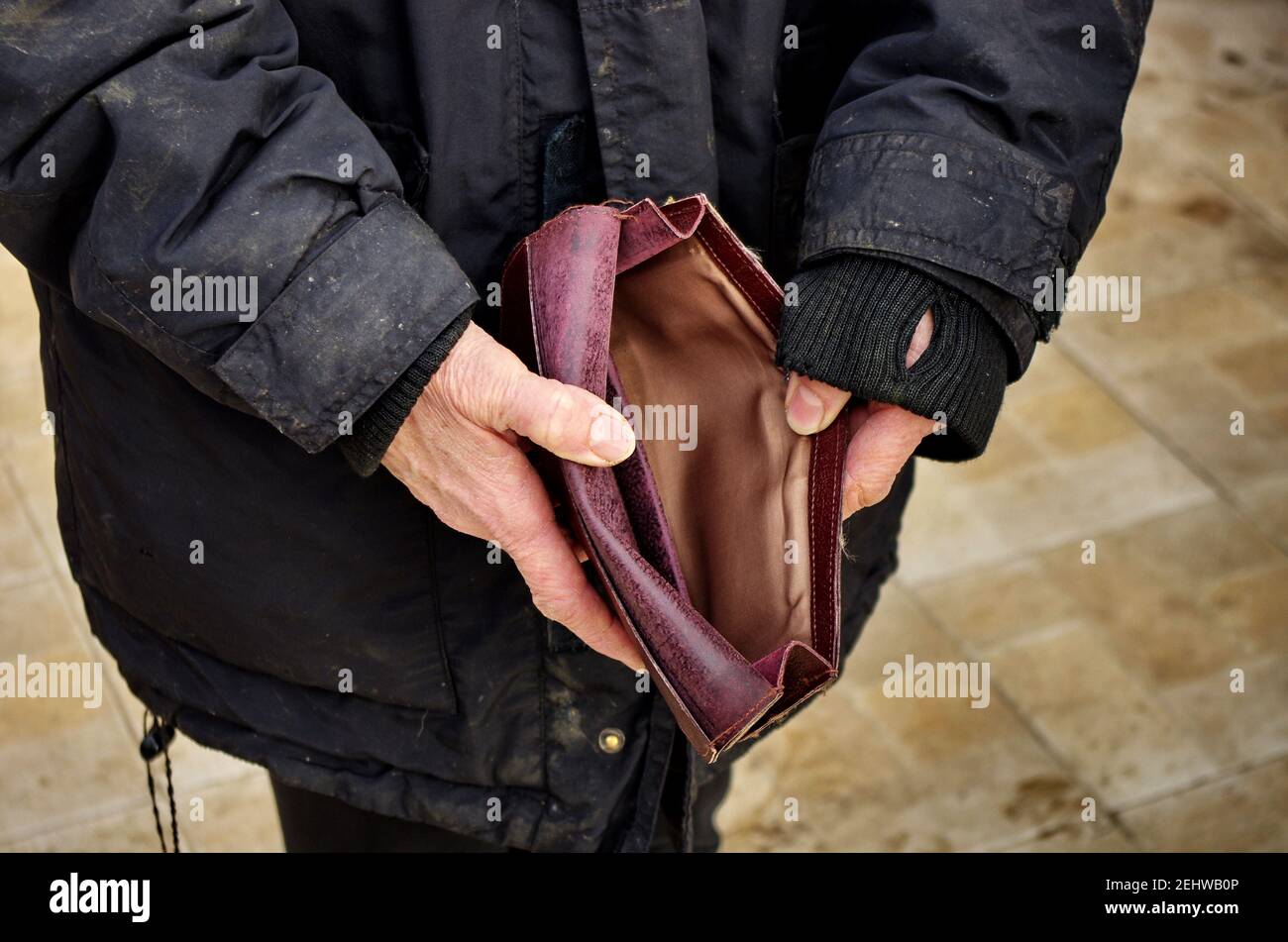 Une femme âgée pauvre sans abri tient un portefeuille vide, ou sac à main. Le concept de pauvreté à la retraite. Extrême pauvreté mondiale. Aucun argent m'aide. Banque D'Images
