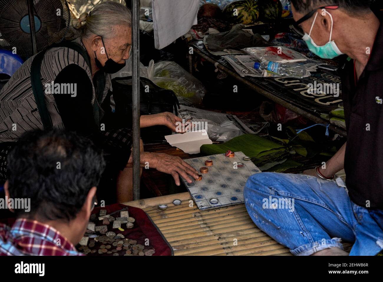 Jeux de société de brouillons joués avec des bottle tops Thaïlande Asie du Sud-est Banque D'Images